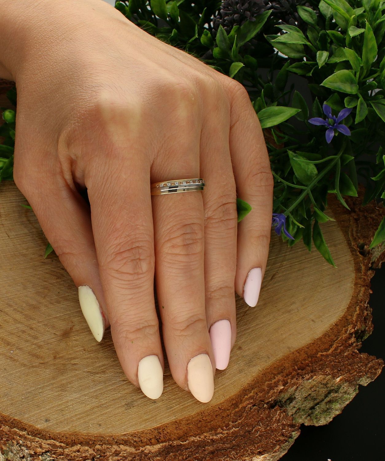 Złoty pierścionek 333 z pasmem biało-pomarańczowych cyrkonii PI 2802C 333. Złoty pierścionek zaręczynowy. Złoty pierścionek z cyrkoniami. Pomarańczowa cyrkonia. Żółte złoto. Pierścionek idealny dla każdej kobiety. Piękny pierś (1).jpg